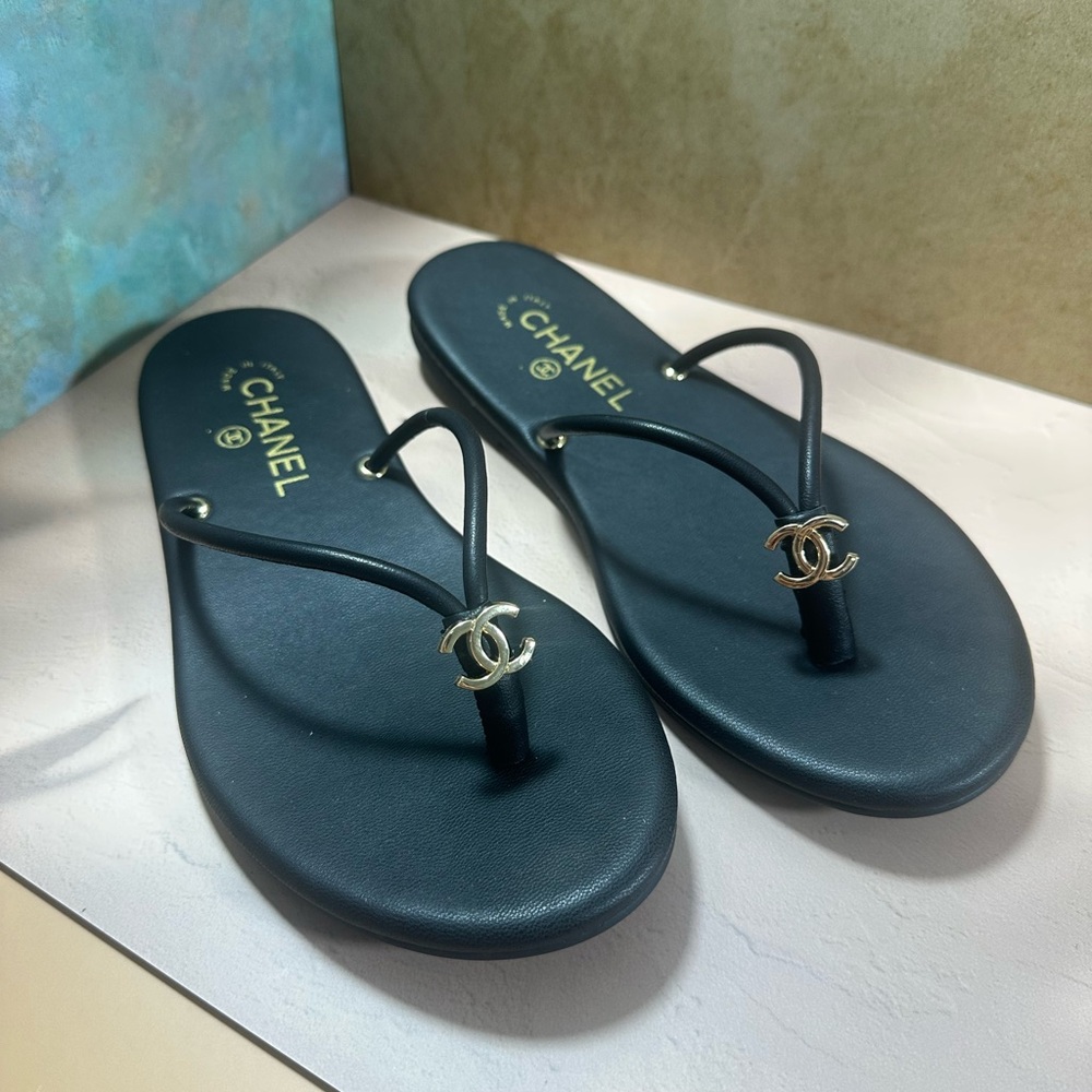 ✨ Chanel Black Leather CC Logo Flip Flops ✨